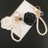 Keychains Elegent Pu Leather Rose Camellia Flowers Imitation Pearls Chain Keychain for Women Trinket Ring Car Bag Pendent Charm x61