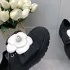 23ss Dameskleding Schoenen Designer Camellia Bloem Strik Platform Vrijetijdsschoenen Instapper Gewatteerde Textuur Zijden Suède Vrijetijdsschoen Dames Outdoor Balletschoen Met Stofzakken