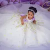 Vita underbara blommaflickaklänningar Tiered Colorful Hand Made Flowers Pearls spetspärlade prinsessan drottning bollklänningar flickaklänning för bröllop födelsedagsfest klänning f022