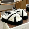 Designer tofflor Höjd tjocka bakre bunten Furry Cross Women tofflor Bomull Varma tofflor Hösten Vintermode Fluffiga tofflor varma tasman sandaler