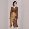 Vestidos de trabajo Otoño Invierno Conjunto de dos piezas Mujeres Camisas con cuello en V Tops PU Faldas de lápiz de cuero Office Lady Runway Chándal Outfist D232