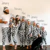 Bijpassende familie-outfits 2023 Kerstpyjama Set Kerstboomprint Moeder Vader Kinderen 2-delig pak Baby Hond Romper Nachtkleding Look 231129