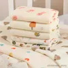 Filtar Swaddling Cotton Muslin Cute Cartoon Printing Baby Swaddle Filt mjuk andningsbar nyfödd baby som tar emot filt för spädbarns pojkar flickor R231130