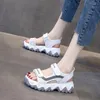 Sandals dames sport oude vrouwelijke vrouw 2023 zomer dikke stijl stijl wilde netrode rood zachte bodem Romeinse casual schoenen