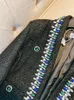 2024 Frühling Schwarz Perlen Tweed Jacke Schlank Stil Langarm V-ausschnitt Blau Strass Klassische Jacken Mantel Kurze Outwear H3N261516