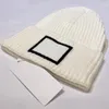 Klasik sıcak şapka Noel Beanie Tasarımcı Beanie Kova Sıcak Bonnet Kış Şapkaları Örme Şapka Beanie Kadın Kafatası Kapakları Harfler Takılı Şapka Siyah Şapka Beyaz Kaplar