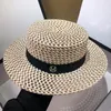 Designer Straw Hat Letra Brand CapER Versão de verão da feminina Hat Summer British British Hollow Out Small Fresh Flat Top Hat para férias Sun Shading Hats Beach Trend Trend