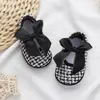 Eerste wandelaars Baby Girl Princess Shoes Toddler Non-Slip Flat Soft Sole Cotton Crib Mooie vlinder-knoop baby