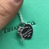 Mavi Kutu Klasik TF Tasarımcı Kolye Top Butik V Kalp Şeklinde Etiketli Altın Anahtar Kolye Minimalist Instagram Tasarım Yaka Zinciri Kız Arkadaşı İçin Bir Hediye Olarak