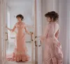 Vintage viktorianska balklänningar Bustle kjol persika rosa applikation förgylld ålder långärmad snörning korsett gotisk aftonklänning