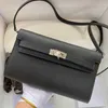 Eine Kaily To Go Woc Bag Mini Damen 2023 neue lange Geldbörse aus echtem Leder Rindsleder One-Shoulder-Crossbody klein