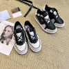 Designer sneakers casual skor kvinnors lyx trippel svartvita panda mocka lapptäcke retro nödställda läderplattform sneakers