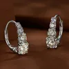 Stud U Spring Huggie Hoop Earrings 4 Stones Unika gradientstorlek D Färg S925 Lyxig bröllop smycken gåva 231129