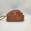 Med logotyp Mini Woven Dumpling Bag Women's Designer Bag Autumn Winter Fashion Crescent Crescent Mångsidig One Shoulder Mini Handheld Jodbag 230915