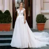 Abiti da sposa in tulle con applicazioni per mariage Cappella elegante Sweep Train Bottone ricoperto di cavità Scollo a V profondo Collo trasparente moderno Su ordinazione