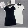 Temel gündelik elbiseler tasarımcı lüks tasarımcı üçgen standart 2023 yeni retro elbise moda klasik siyah beyaz renk kontrast basit ince kısa kollu