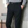 Mäns kostymer Autumn Pantalon Homme Fashion Metal Decor Mid midjeklänning Pants Mänkläder Slim Fit Casual Office Byxor