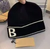 Vinterull stickad hatt för män kvinnor design mode hip hop brev solid skalle mössa mössor avslappnad varm tjock mössa svarta vita hattar högkvalitativa F432