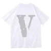 Gömlek Vlone Vlone Yaz Erkek Tasarımcısı Tişört Mens v Mektup T-Shirt Leisure Moda Trendi Hip Hop Marka Top Erkek Lüks Giyim Street Sweatshirt Pamuk Kısa Kollu