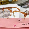 Miumius Sunglasses女性メンズデザイナーメガネ楕円形のサングラス1：1アセテートトレンドストリート広告ゴーグル女性デザイナーサングラスのケースサングラス付きゴーグル