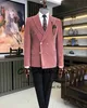 メンズ・スーツのブレザーは、結婚式2023年のスリムフィット2ピースゴールデンダブル胸肉luxuryスーツCustomL231130のためにhommeピンクのベルベットメンスーツ