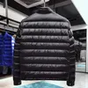 Mens Puffer Ceketler Aşağı Ceket Tasarımcısı Kış Hafif Stand Yakası D Cep Sıcak Parkas Lüks İşlemeli Rozet Dış Giyim Paltoları