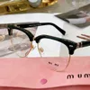 Miumius Sunglasses女性メンズデザイナーメガネ楕円形のサングラス1：1アセテートトレンドストリート広告ゴーグル女性デザイナーサングラスのケースサングラス付きゴーグル