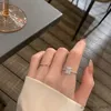 Pierścienie zespołowe luksusowe klasyczne pierścionki zaręczynowe ślubne dla kobiet Square Lucky Ring Osobowość Pierścionki ze stali nierdzewnej Charm Bejdia R231130