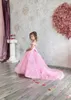 2023 Belle Rose Robes De Fille De Fleur Pour Les Mariages Tulle Hors Épaule 3D Floral Tulle Princesse Filles Pageant Robe Enfants Communion Robes Manches Courtes Arc