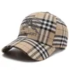 B beyzbol şapkası tasarımcısı havalı futbol spor şapkaları burbrys şapka kız yaz kafes beyzbol şapkası trend setter gündelik şapka şapka güneş şapka snapbacks x9d8