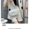 White Dingdang Bag2023 Ny high end och nisch underarm crossbody väska mode mångsidig och ljus lyx