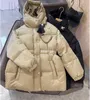 Parkas de plumón para mujer Diseñador 23 años Nueva moda Bolso triangular clásico Abrigo de cintura personalizado moderno y versátil Abrigo de algodón cálido y grueso para mujer DLU1