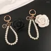 Keychains Elegent Pu Leather Rose Camellia Flowers Imitation Pearls Chain Keychain for Women Trinket Ring Car Bag Pendent Charm x61