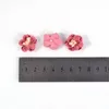 Dekorativa blommor kransar 50/100 st mini daisy diy skor hattar konstgjorda blommhuvuden små stamens för bröllop presentförpackning Fake Flowers Home Decor 231129