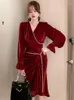 Abiti da lavoro 2023 Retro Women 2 Piece Sets Vino Rosso Perla Manicotto a sbuffo Top Catena d'oro Pieghe per cintura Fessura Gonna midi Femme Abiti da festa di strada