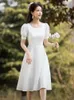 Feestjurken Ontvang een certificaat en registreer u Kleine witte jurken Dagelijkse Franse witte jurken Satijn kan verlovingsjurken dragen Lichte jurken bij Ordinary Tim