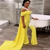 Elegante abito da ballo con tuta gialla con mantello in rilievo Plus Size Abito da sera in raso Dubai 2024 Abaya Celebrity Black Girls Abito da cerimonia per occasioni formali Abito da ballo