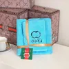 Luxe designer badhanddoekenset Klassieke letterlogo geborduurde handdoek Meerkleurige groene waterabsorberende katoenen handdoek Sneldrogend strandlaken Geschenkdoos