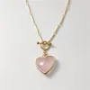 Collane con ciondolo FUWO 1 PZ Collana realizzata a mano in cristallo rosa naturale Catena con fibbia dorata OT Pietra semipreziosa a forma di cuore Regalo da donna