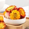 Dekorative Blumenkränze getrocknete siebenfarbige Chrysantheme-Blume 100 g / 500 g kleine Gänseblümchen-Strohkopf-Großhandelsananas