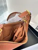 Die neue Unterarmtasche verfügt über ein einzigartiges halbmondförmiges Design, das lässiger und lässiger ist