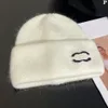 Charm designer hattar mens och kvinnor beanie faller vinter termisk stickad hatt skidmärke motorhuven mode hög kvalitet rutig stickad hatt skalle hatt lyxig varm mössa