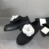 23ss Dameskleding Schoenen Designer Camellia Bloem Strik Platform Vrijetijdsschoenen Instapper Gewatteerde Textuur Zijden Suède Vrijetijdsschoen Dames Outdoor Balletschoen Met Stofzakken