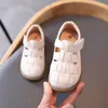 Platte schoenen 2023 Fashion Hollow Boys Girls Princess Little Leather Sneakers Children's Spring Jurk Baby Kids 1 2 3 4 5 6 jaar