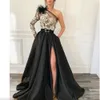 Nowoczesne jedno ramię czarne satynowe satynę Line Evening Suknia Aplikacje z przodu podzielone długie sukienki balowe do specjalnego zużycia OCN