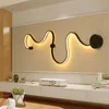 Vägglampa modern kreativ akrylkurva ljus nordisk led snake sconce för hem el dekors belysning fixture256o