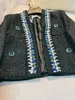 2024 Frühling Schwarz Perlen Tweed Jacke Schlank Stil Langarm V-ausschnitt Blau Strass Klassische Jacken Mantel Kurze Outwear H3N261516