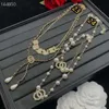 Catene per maglioni di nuovo stilista Placcato oro 18 carati Catena a catena per cordoli Collane con pendente Doppia lettera Perla geometrica Cuore di pesca Collana da donna Accessori per gioielli 11