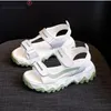 Sandals dames sport oude vrouwelijke vrouw 2023 zomer dikke stijl stijl wilde netrode rood zachte bodem Romeinse casual schoenen