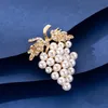 Nuove spille d'uva con perle d'imitazione per le donne Cappotto di maglione Borse eleganti Distintivo Spille da bavero Accessori per vestiti Regali di gioielli di moda